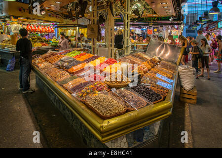 Getrocknete Früchte Stand auf Lebensmittel Markt La Boqueria, Barcelona, Katalonien, Spanien Stockfoto