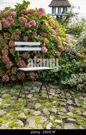 Platz zum sitzen und entspannen im Garten Stockfoto