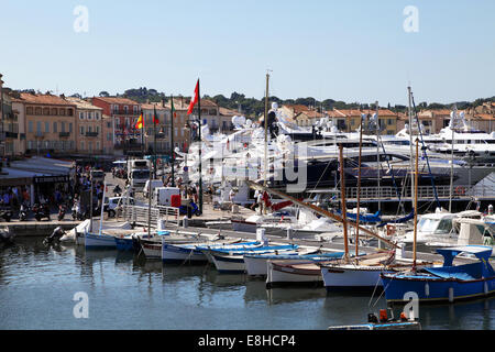 Hafen von Saint-Tropez. provenzalischen Stadt im Département Var in der Region Provence-Alpes-Côte d'Azur im Südosten Frankreichs. Die Französische Riviera Stockfoto