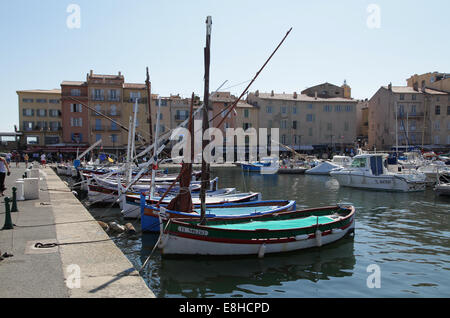 Hafen von Saint-Tropez. provenzalischen Stadt im Département Var in der Region Provence-Alpes-Côte d'Azur im Südosten Frankreichs. Die Französische Riviera Stockfoto