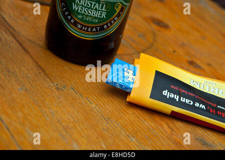 Flasche Wheatbeer, Päckchen Tabak und Zigarettenpapier Stockfoto