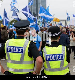 Männliche und weibliche Polizisten beobachten eine politische Kundgebung in Glasgow, Schottland, Großbritannien, Europa Stockfoto