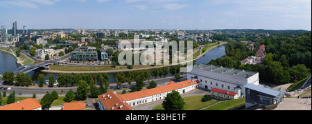 High-Angle Ansicht von Vilnius Gediminas-Turm entnommen; Litauen, auf der Suche über das Arsenal und den Fluss Neris. Stockfoto