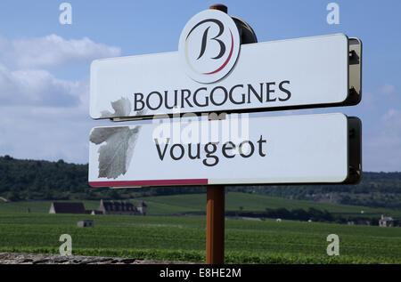 Verkehrszeichen Vougeot für die Route des Grands Crus.Road des großen wines.name eine Touristenroute in Burgund Frankreich gelegen. Stockfoto