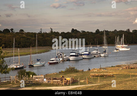 Yachten ankern auf dem Beaulieu Fluß an der Buckler Hard in der New Forest-Hampshire Stockfoto