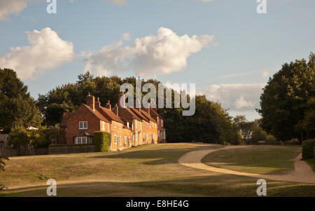 Georgische Häuser in der Hauptstraße im Ortsteil Buckler Hard auf dem Landgut Beaulieu im New Forest in frühen Abend Stockfoto