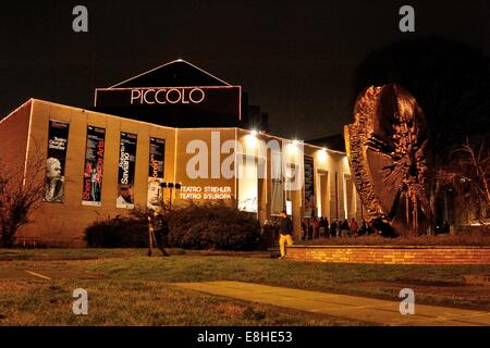 Piccolo Teatro Strehler Mailand, Nachtsicht (die "Disco" von Arnaldo Pomodoro auf der rechten Seite) Stockfoto