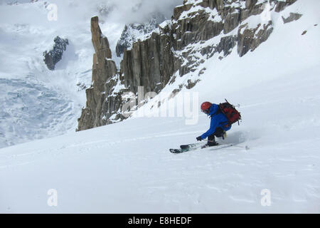 Skifahren abseits der Piste hinunter in Richtung Le Vallée Blanche, Chamonix, Frankreich Stockfoto