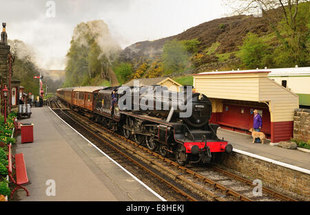 North Yorkshire Moors Railway Dampflok Goathland, gebunden für Pickering angekommen. Die Lokomotive ist LMS-Klasse fünf No 44806. Stockfoto