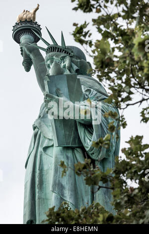 Die New Yorker Freiheitsstatue auf Liberty Island mitten im Hafen von New York, Manhattan, New York - USA steht. Stockfoto