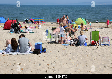 Menschen auf Avon Strand Mudeford Dorset-England Stockfoto