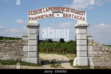 Der Clos De La Perrière ein Rotwein Domaine Bertagna.Its Herkunft ist Vougeot 1er Cru in Côte de Nuits Burgund Frankreich. Stockfoto