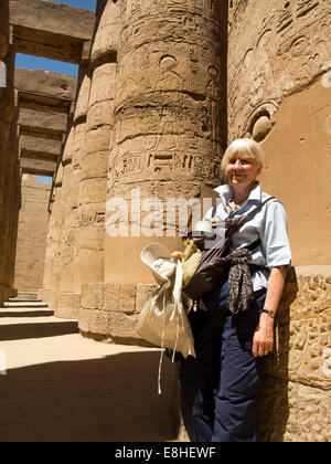 Ägypten, Luxor, Karnak-Tempel, senior weibliche Touristen unter den Spalten der großen Säulenhalle Stockfoto