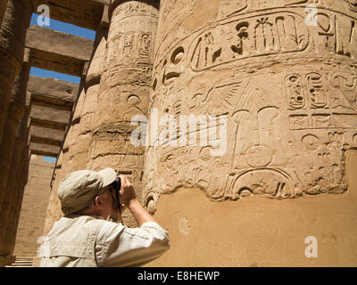 Ägypten, Luxor, Karnak-Tempel, senior Tourist unter Spalten der großen Säulenhalle Stockfoto