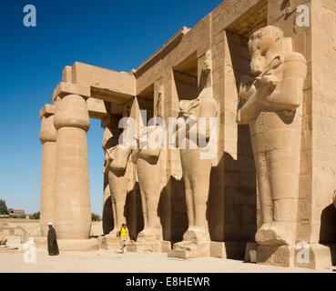 Ägypten, Luxor, Ramesseum, Leichenhalle Tempel von Ramses II, kopflosen Statuen Stockfoto