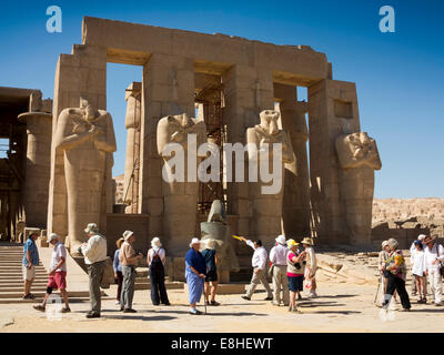 Ägypten, Luxor, Ramesseum, Touristen in Leichenhalle Tempel von Ramses II, unten kopflosen Statuen Stockfoto