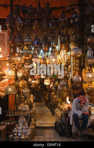 Vertikale Nahaufnahme eines traditionellen Lampenschirme-Shops in den Souks von Marrakesch. Stockfoto