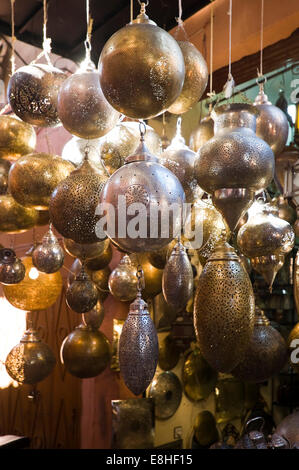 Vertikale Nahaufnahme von der traditionellen Metall Lampenschirme in den Souks von Marrakesch. Stockfoto