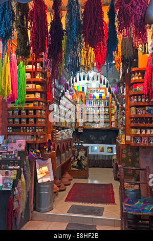 Vertikale Ansicht der bunten Knäuel Wolle hängenden außerhalb eines Shop in den Souks von Marrakesch. Stockfoto