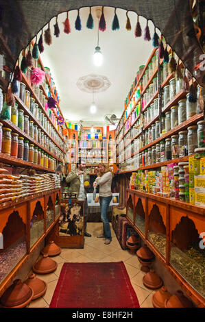 Vertikale Porträt eines westlichen Touristen, die in einem Gewürz-Shop in den Souks von Marrakesch serviert wird. Stockfoto