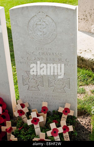 Einzigartige CWGC Grabstein der doppelte Victoria Kreuz Sieger Captain Noel Chavasse. Es ist die einzige mit zwei VC abgebildet ist. Stockfoto