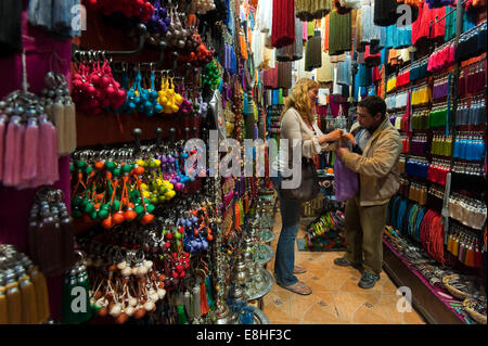 Horizontale Porträt eines westlichen Touristen serviert wird in einem dekorativen Quaste-Shop in den Souks von Marrakesch. Stockfoto