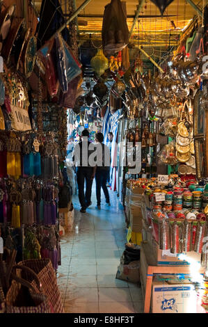 Vertikale Ansicht von Touristen zu Fuß durch die Souks von Marrakesch. Stockfoto