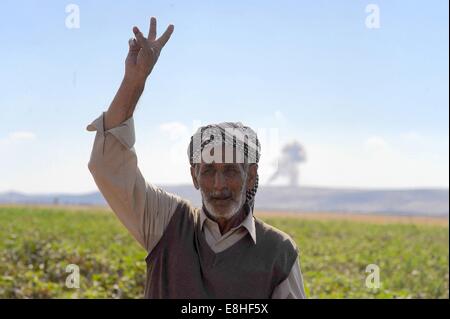 Suruc, Türkei. 8. Oktober 2014. Türkische Kurden jubelten als US militärische hit islamischer Staat Ziele in Kobane Syrien. Hunderte von türkischen Kurden kamen zu Marsitpinar eine Provinz in Suruc, Türkei, über ein Feld in Kobane sehen wo Amerika Luftangriffe gegen den Dschihad Terrorgruppe islamischer Staat geführt hat. © Gail Orenstein/ZUMA Draht/Alamy Live-Nachrichten Stockfoto