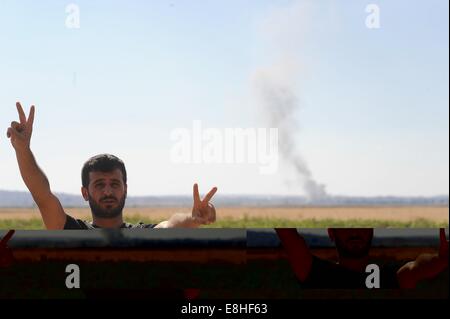 Suruc, Türkei. 8. Oktober 2014. Türkische Kurden jubelten als US militärische hit islamischer Staat Ziele in Kobane Syrien. Hunderte von türkischen Kurden kamen zu Marsitpinar eine Provinz in Suruc, Türkei, über ein Feld in Kobane sehen wo Amerika Luftangriffe gegen den Dschihad Terrorgruppe islamischer Staat geführt hat. © Gail Orenstein/ZUMA Draht/Alamy Live-Nachrichten Stockfoto