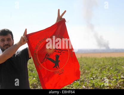 Suruc, Türkei. 8. Oktober 2014. Türkische Kurden jubelten als US militärische hit islamischer Staat Ziele in Kobane Syrien. Hunderte von türkischen Kurden kamen zu Marsitpinar eine Provinz in Suruc, Türkei, über ein Feld in Kobane sehen wo Amerika Luftangriffe gegen den Dschihad Terrorgruppe islamischer Staat geführt hat. © Gail Orenstein/ZUMA Draht/Alamy Live-Nachrichten Stockfoto