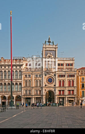 Clock Tower oder Torre Dell Orologio St. Marks Platz Venedig Italien entworfen von Codussi errichtet zwischen 1496 und 1499 als Haupteingang Stockfoto