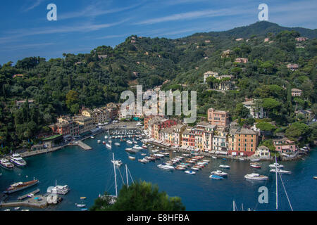 Portofino aus Burg Brown hoch oben auf der Klippe, Ligurien, Italien. Stockfoto