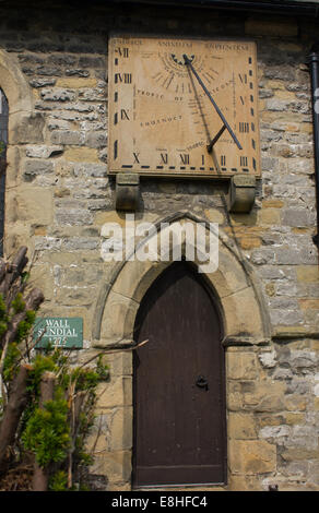 Nahaufnahme der Sonnenuhr aus 1775 an St Lawrence Kirche Eyam Derbyshire Peak District England Vereinigtes Königreich Großbritannien Stockfoto