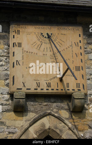 Nahaufnahme der Sonnenuhr aus 1775 an St Lawrence Kirche Eyam Derbyshire Peak District England Vereinigtes Königreich Großbritannien Stockfoto