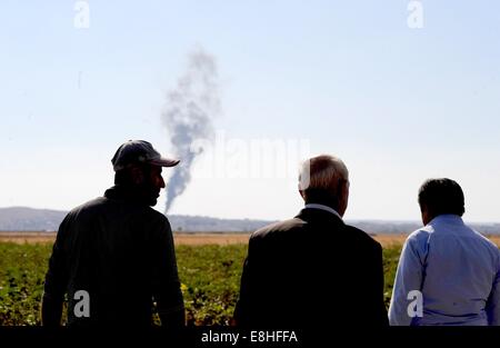 Suruc, Türkei. 8. Oktober 2014. Türkische Kurden jubelten als US militärische hit islamischer Staat Ziele in Kobane Syrien. Hunderte von türkischen Kurden kamen zu Marsitpinar eine Provinz in Suruc, Türkei, über ein Feld in Kobane sehen wo Amerika Luftangriffe gegen den Dschihad Terrorgruppe islamischer Staat geführt hat. © Gail Orenstein/ZUMA Draht/Alamy Live-Nachrichten Stockfoto