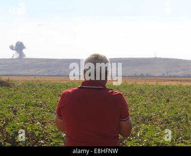 Suruc, Türkei. 8. Oktober 2014. Türkische Kurden jubelten als US militärische hit islamischer Staat Ziele in Kobane Syrien. Hunderte von türkischen Kurden kamen zu Marsitpinar eine Provinz in Suruc, Türkei, über ein Feld in Kobane sehen wo Amerika Luftangriffe gegen den Dschihad Terrorgruppe islamischer Staat geführt hat. © Gail Orenstein/ZUMA Draht/Alamy Live-Nachrichten Stockfoto