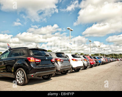Autohaus mit Autos in einer Reihe Stockfoto