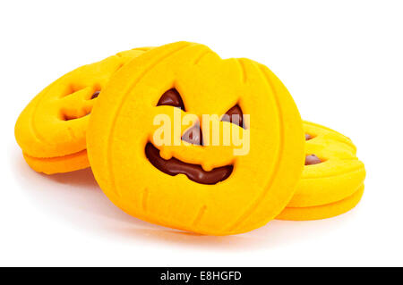 ein Haufen von Cookies in Form von Jack-o-Laternen auf weißem Hintergrund Stockfoto