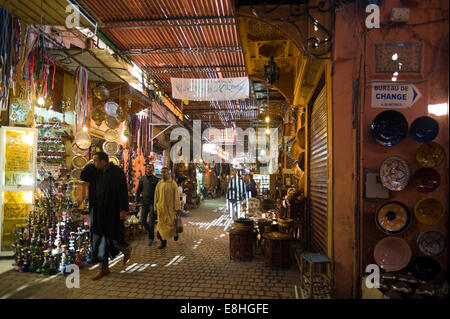 Horizontale Ansicht von Menschen zu Fuß durch die Souks von Marrakesch. Stockfoto