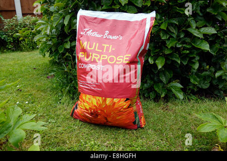 Tasche von J. Arthur Bower Mehrzweck Kompost im Garten im Sommer, UK Stockfoto