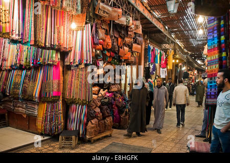 Horizontale Ansicht von Menschen zu Fuß durch die Souks von Marrakesch. Stockfoto