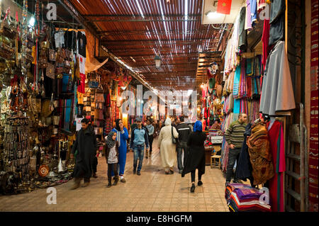 Horizontale Ansicht von Menschen zu Fuß durch die Souks von Marrakesch. Stockfoto