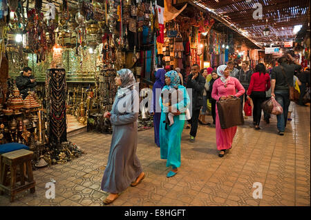 Horizontale Ansicht von Menschen zu Fuß durch die Souks von Marrakesch. Stockfoto