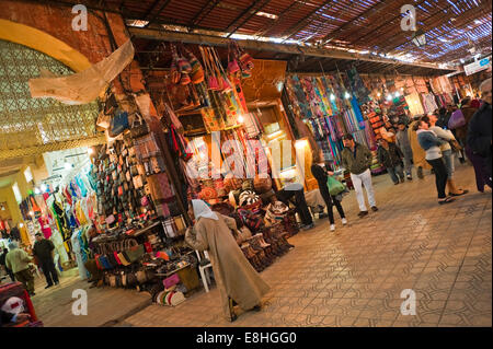 Horizontale Ansicht von Menschen zu Fuß durch die Souks von Marrakesch. Stockfoto