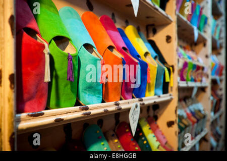 Horizontale Nahaufnahme von bunten Wildlederschuhe zum Verkauf in den Souks von Marrakesch. Stockfoto