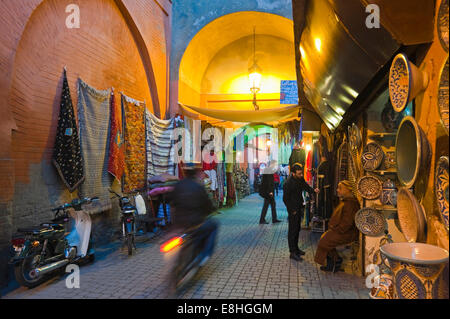 Horizontale Ansicht von Menschen zu Fuß durch die Souks von Marrakesch. Stockfoto