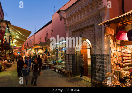 Horizontale Ansicht von Menschen zu Fuß durch die Souks von Marrakesch. Stockfoto