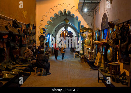 Horizontale Ansicht von Menschen zu Fuß durch die Souks von Marrakesch. Stockfoto