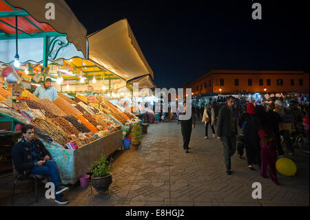 Horizontale Ansicht des geschäftigen temporäre Essens Stände einrichten in Place Djemaa el Fna (Djemaa el Fnaa) in Marrakesch in der Nacht. Stockfoto