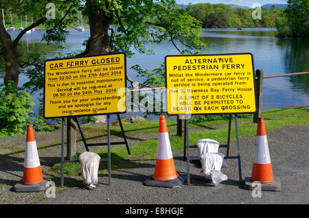 Zeichen, die Kündigung der Fähre Verschlüsse bei Far Sawrey Ferry Terminal, Lake Windermere, Lake District, Cumbria, England, UK Stockfoto